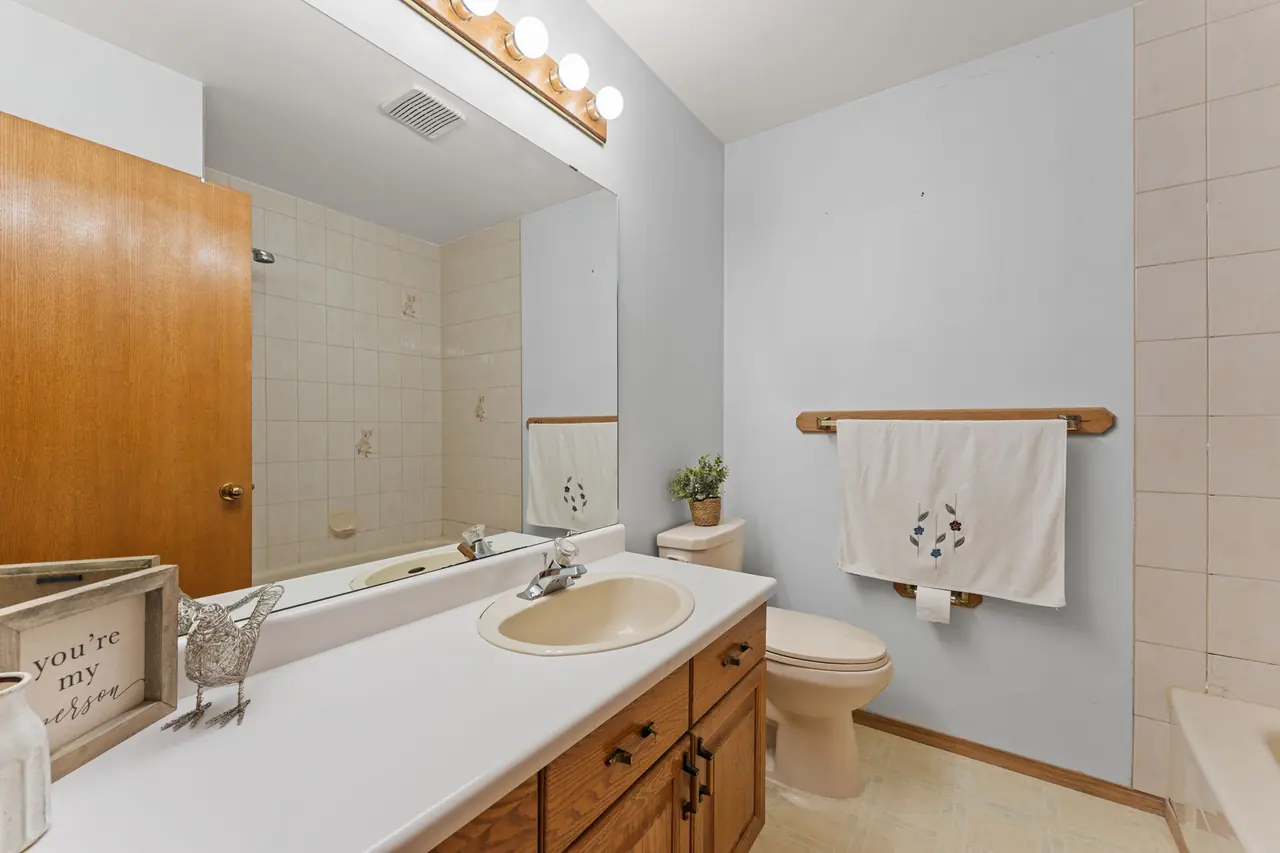 Upper-floor full bathroom