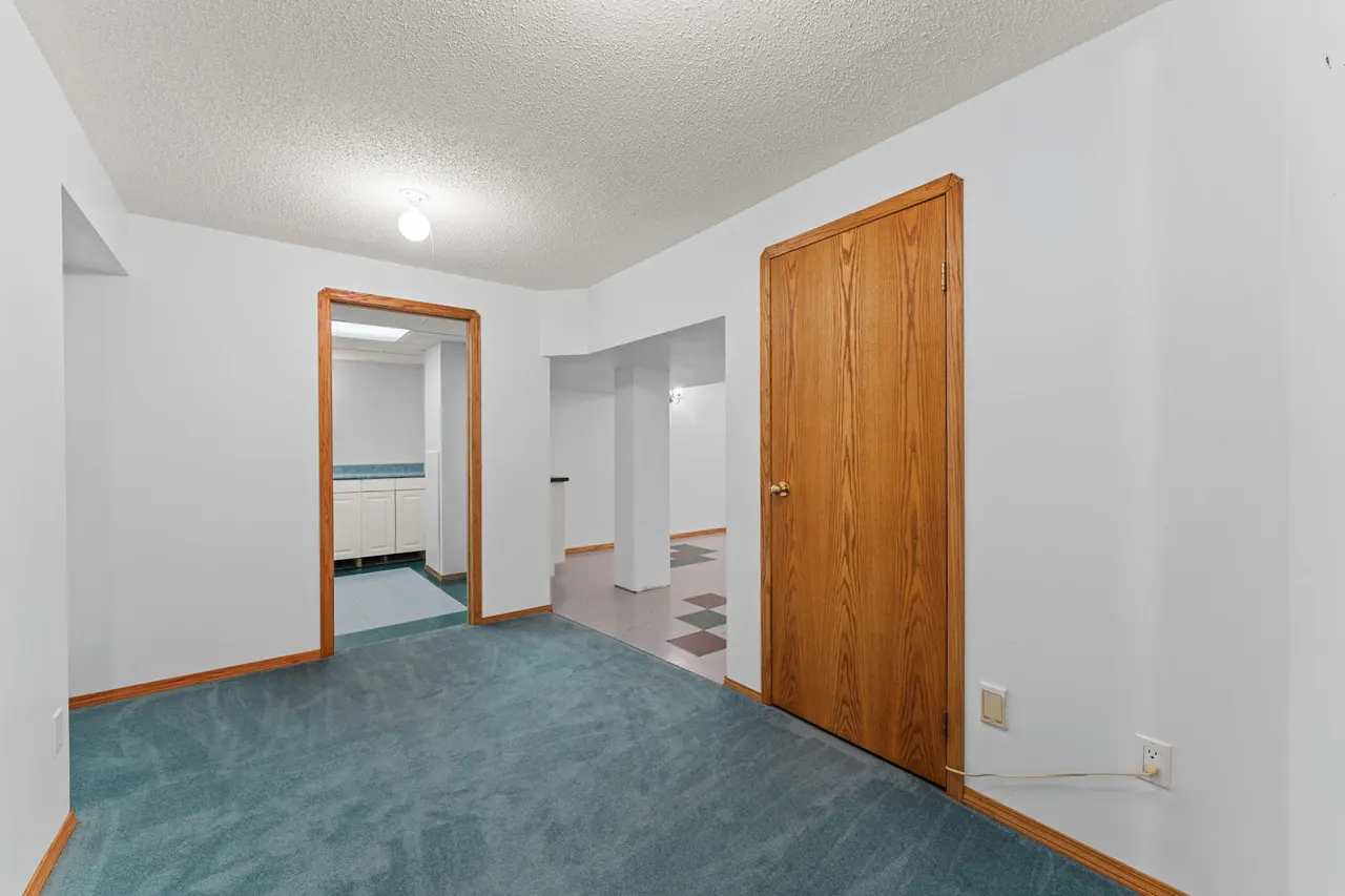 Finished basement circulation and recreation area